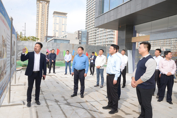 1700818663606670VPFq.jpg 馬書(shū)記觀摩酒店網(wǎng)站內(nèi)用圖.jpg